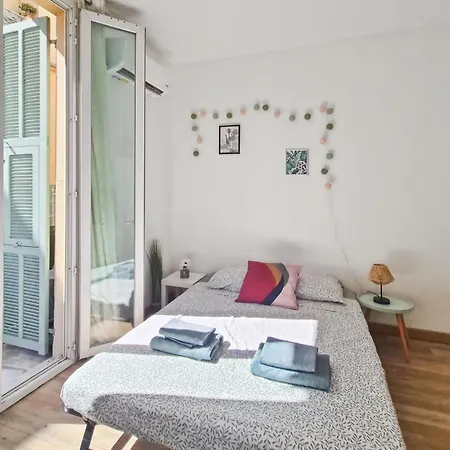 شقة Studio, Downtown, Train Station, Wifi, Air Conditioning *