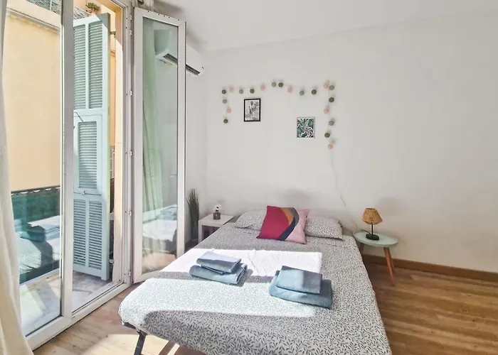 شقة Studio, Downtown, Train Station, Wifi, Air Conditioning *