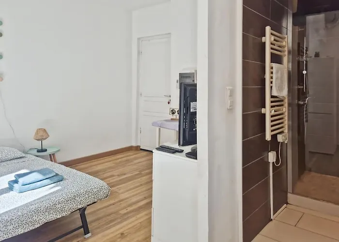 Studio, Downtown, Train Station, Wifi, Air Conditioning * Nice